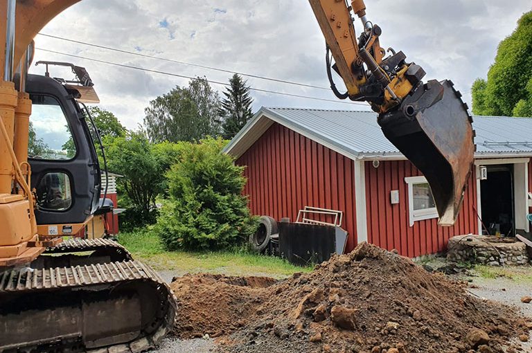 Metsän raivaustyöt ja aidanteko alkoivat